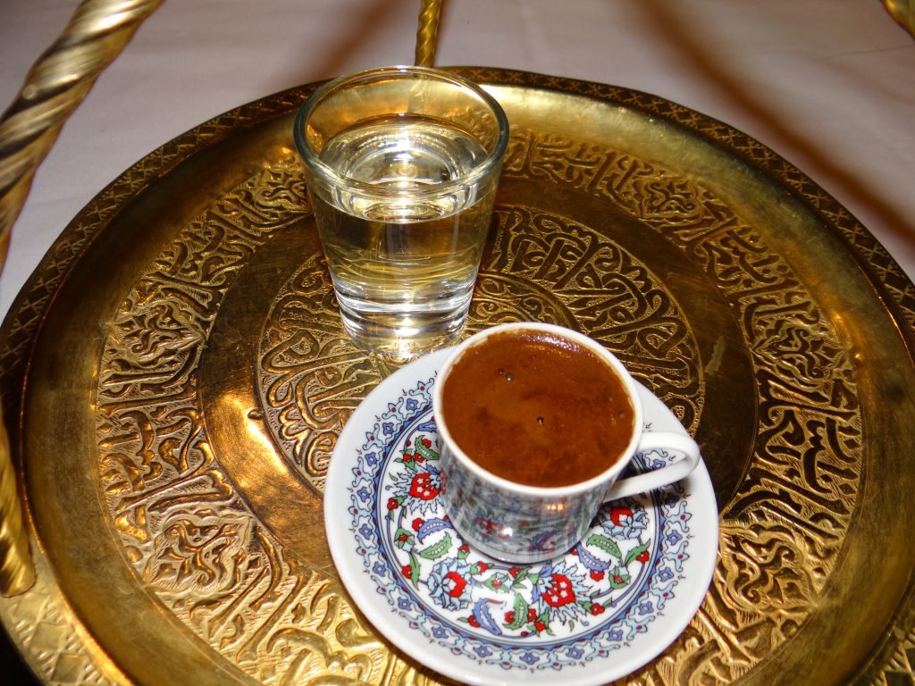 Türkischer Tee im Tulpenglas